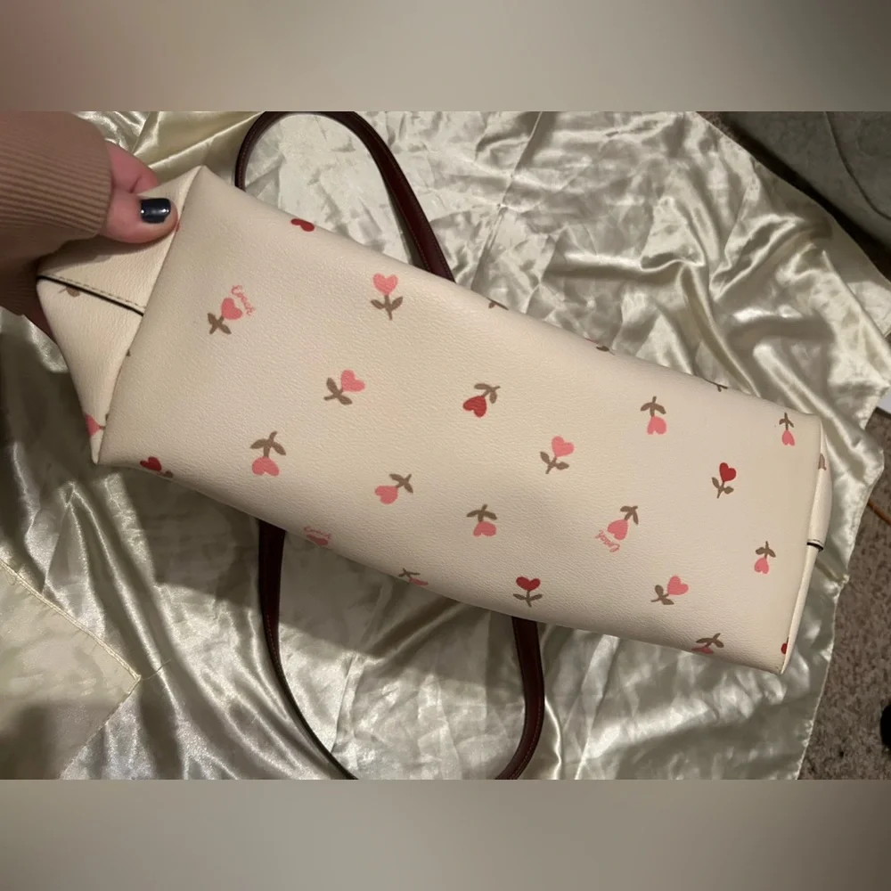 Adorable Coach Cream and Heart Print Gallery Tote Bag with Leather Handles - Picture 6 of 7